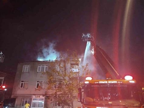 Ataşehir’de metruk binanın çatısı alev alev yandı